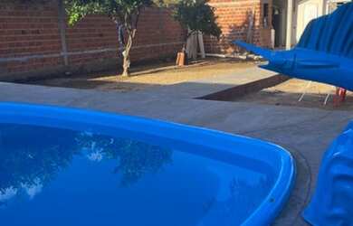 Imagem: A casa possui 3 Dormitórios, 2 Banheiros, 1 Vaga na garagem