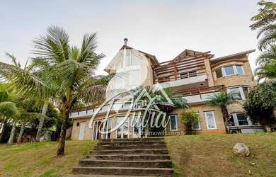 Imagem: A casa possui 5 Dormitórios, 5 Banheiros, 5 Vagas na garagem