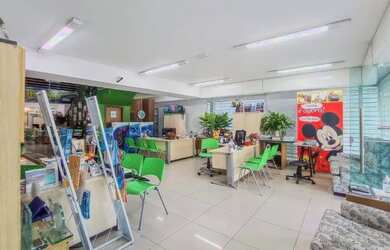 Imagem: O depósito possui 5 Vagas na garagem, 460m² de Área e está