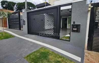 Imagem: A casa possui 3 Dormitórios, 2 Banheiros, 2 Vagas na garagem