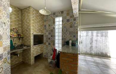 Imagem: A casa possui 3 Dormitórios, 3 Banheiros, 2 Vagas na garagem