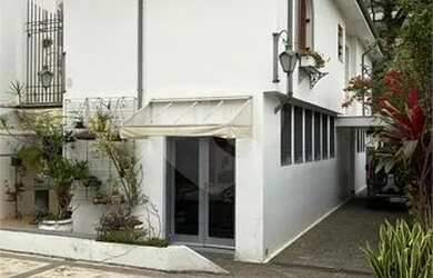 Imagem: A casa possui 3 Dormitórios, 4 Banheiros, 3 Vagas na garagem