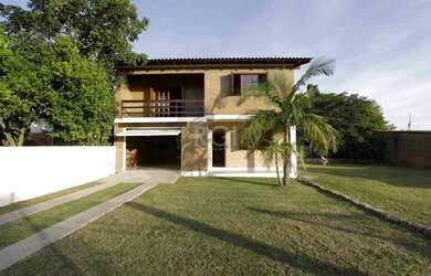 Imagem: A casa possui 2 Dormitórios, 1 Banheiro, 2 Vagas na garagem