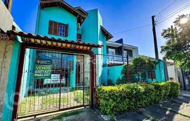 Imagem: A casa possui 3 Dormitórios, 1 Banheiro, 2 Vagas na garagem