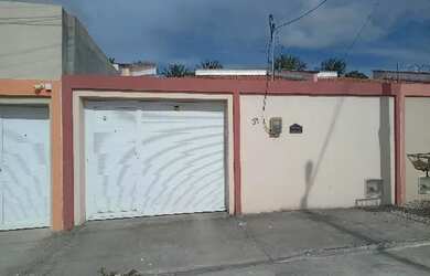 Imagem: A casa possui 2 Dormitórios, 1 Banheiro, 1 Vaga na garagem