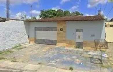 Imagem: A casa possui 3 Dormitórios, 3 Banheiros, 4 Vagas na garagem