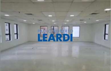 Imagem: O depósito possui 2 Vagas na garagem e 120m² de Área e está