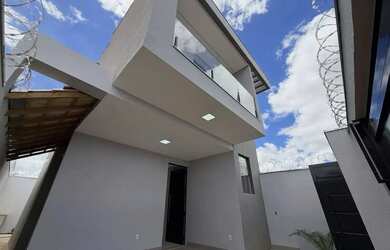 Imagem: A casa possui 3 Dormitórios, 3 Banheiros, 1 Vaga na garagem