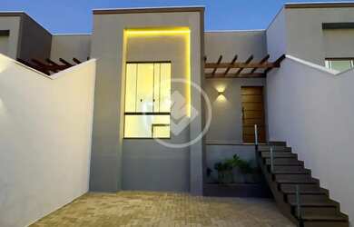 Imagem: A casa possui 3 Dormitórios, 2 Banheiros, 4 Vagas na garagem