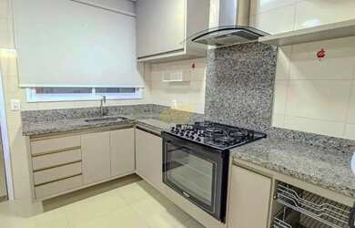 Imagem: A casa possui 3 Dormitórios, 4 Banheiros, 2 Vagas na garagem