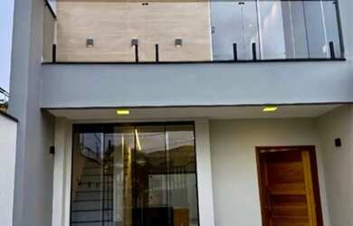 Imagem: A casa possui 2 Dormitórios, 3 Banheiros e 2 Vagas na garagem