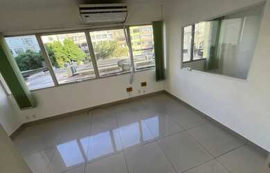 Imagem: O depósito possui 1 Vaga na garagem, 30m² de Área e está