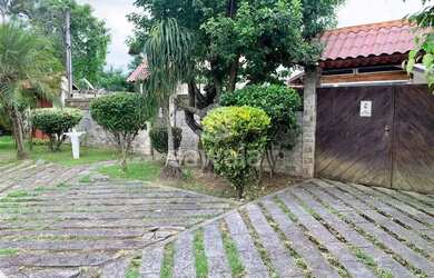 Imagem: A casa possui 3 Dormitórios, 4 Banheiros, 5 Vagas na garagem