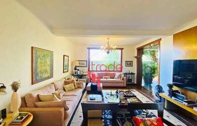 Imagem: A casa possui 4 Dormitórios, 5 Banheiros, 2 Vagas na garagem