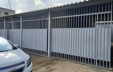 Imagem: A casa possui 4 Dormitórios, 3 Banheiros, 4 Vagas na garagem