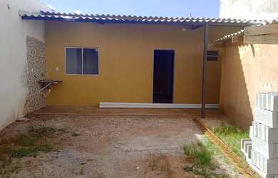 Imagem: A casa possui 2 Dormitórios, 1 Banheiro, 1 Vaga na garagem