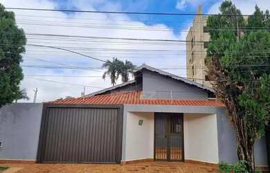 Imagem: A casa possui 2 Dormitórios, 3 Banheiros, 2 Vagas na garagem