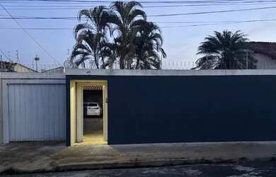 Imagem: A casa possui 2 Dormitórios, 2 Banheiros, 2 Vagas na garagem