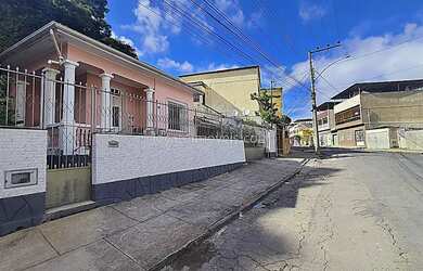 Imagem: A casa possui 3 Dormitórios, 3 Banheiros, 3 Vagas na garagem