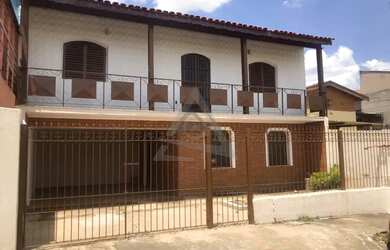 Imagem: A casa possui 2 Dormitórios, 2 Banheiros, 3 Vagas na garagem