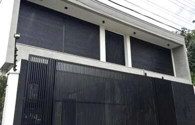 Imagem: A casa possui 2 Dormitórios, 1 Banheiro, 2 Vagas na garagem