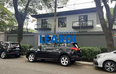 Imagem: O depósito possui 2 Vagas na garagem, 530m² de Área e está