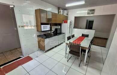 Imagem: A casa possui 2 Dormitórios, 2 Banheiros, 2 Vagas na garagem