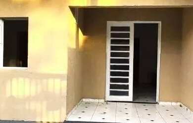 Imagem: A casa possui 3 Dormitórios, 2 Banheiros, 2 Vagas na garagem