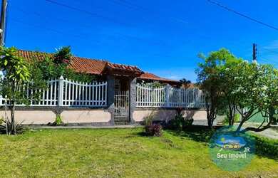 Imagem: A casa possui 3 Dormitórios, 2 Banheiros, 5 Vagas na garagem