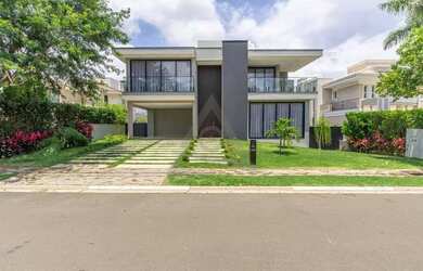 Imagem: A casa em condomínio possui 4 Dormitórios, 4 Banheiros, 4