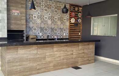 Imagem: A casa possui 3 Dormitórios, 2 Banheiros, 2 Vagas na garagem