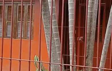 Imagem: A casa possui 4 Dormitórios, 4 Banheiros, 5 Vagas na garagem