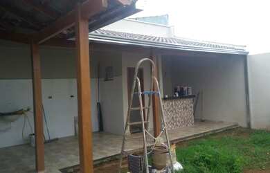 Imagem: A casa possui 3 Dormitórios, 1 Banheiro, 2 Vagas na garagem