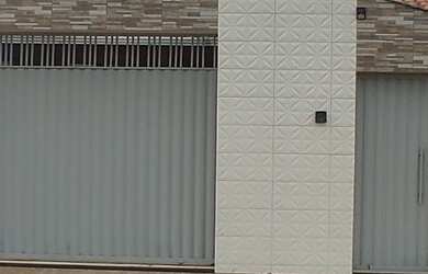 Imagem: A casa possui 3 Dormitórios, 3 Banheiros, 2 Vagas na garagem