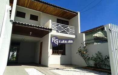 Imagem: A casa possui 3 Dormitórios, 2 Banheiros, 3 Vagas na garagem