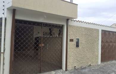 Imagem: A casa possui 4 Dormitórios, 1 Banheiro, 3 Vagas na garagem