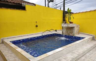 Imagem: A casa possui 2 Dormitórios, 1 Banheiro, 2 Vagas na garagem