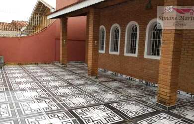 Imagem: A casa possui 3 Dormitórios, 2 Banheiros, 4 Vagas na garagem