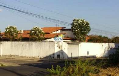 Imagem: A casa possui 5 Dormitórios, 2 Banheiros, 2 Vagas na garagem