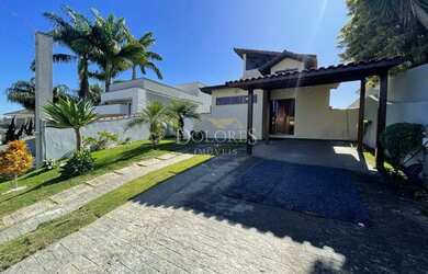 Imagem: A casa em condomínio e possui Dormitórios, Suítes, Banheiros