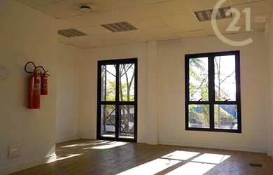 Imagem: O depósito possui 3 Vagas na garagem, 123m² de Área e está