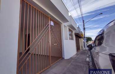 Imagem: A casa possui 4 Dormitórios, 2 Banheiros, 2 Vagas na garagem