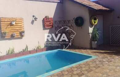 Imagem: A casa possui 3 Dormitórios, 3 Banheiros, 4 Vagas na garagem