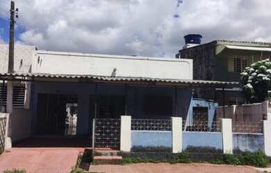 Imagem: A casa possui 4 Dormitórios, 2 Banheiros, 4 Vagas na garagem