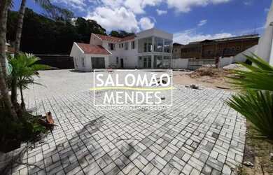 Imagem: O depósito possui 5 Vagas na garagem, 980m² de Área e está