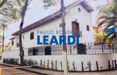 Imagem: A casa possui 3 Dormitórios, 4 Banheiros, 3 Vagas na garagem