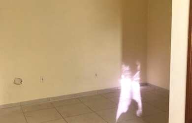 Imagem: A casa possui 3 Dormitórios, 2 Banheiros, 1 Vaga na garagem