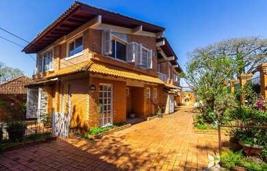 Imagem: A casa possui 4 Dormitórios, 5 Banheiros, 2 Vagas na garagem