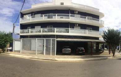 Imagem: O apartamento possui 1 Dormitório, 1 Banheiro, 1 Vaga na garagem