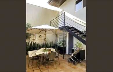 Imagem: A casa possui 4 Dormitórios, 5 Banheiros, 4 Vagas na garagem